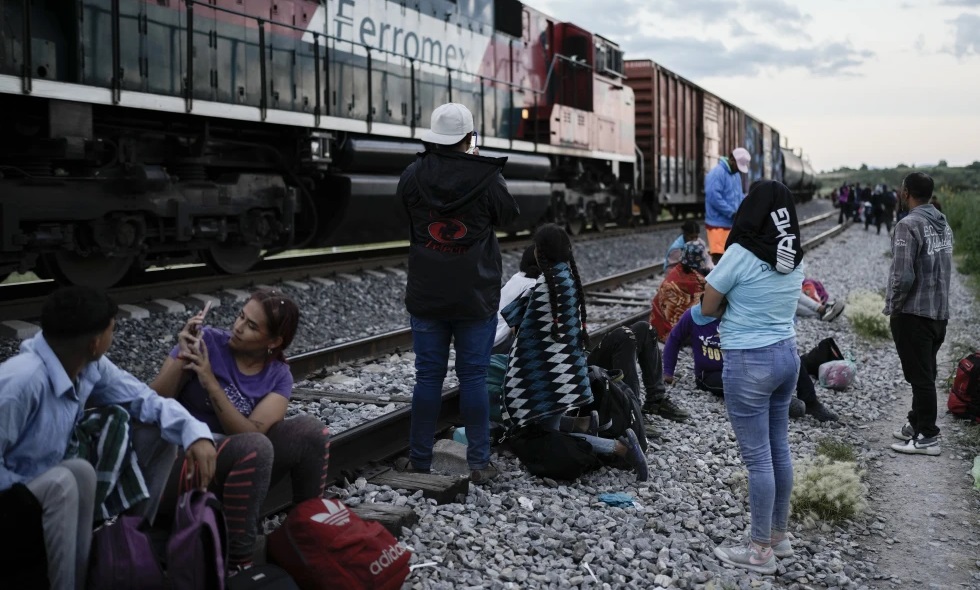 Migrantes junto a un tren en Huehuetoca, México, el 19 de septiembre de 2023.