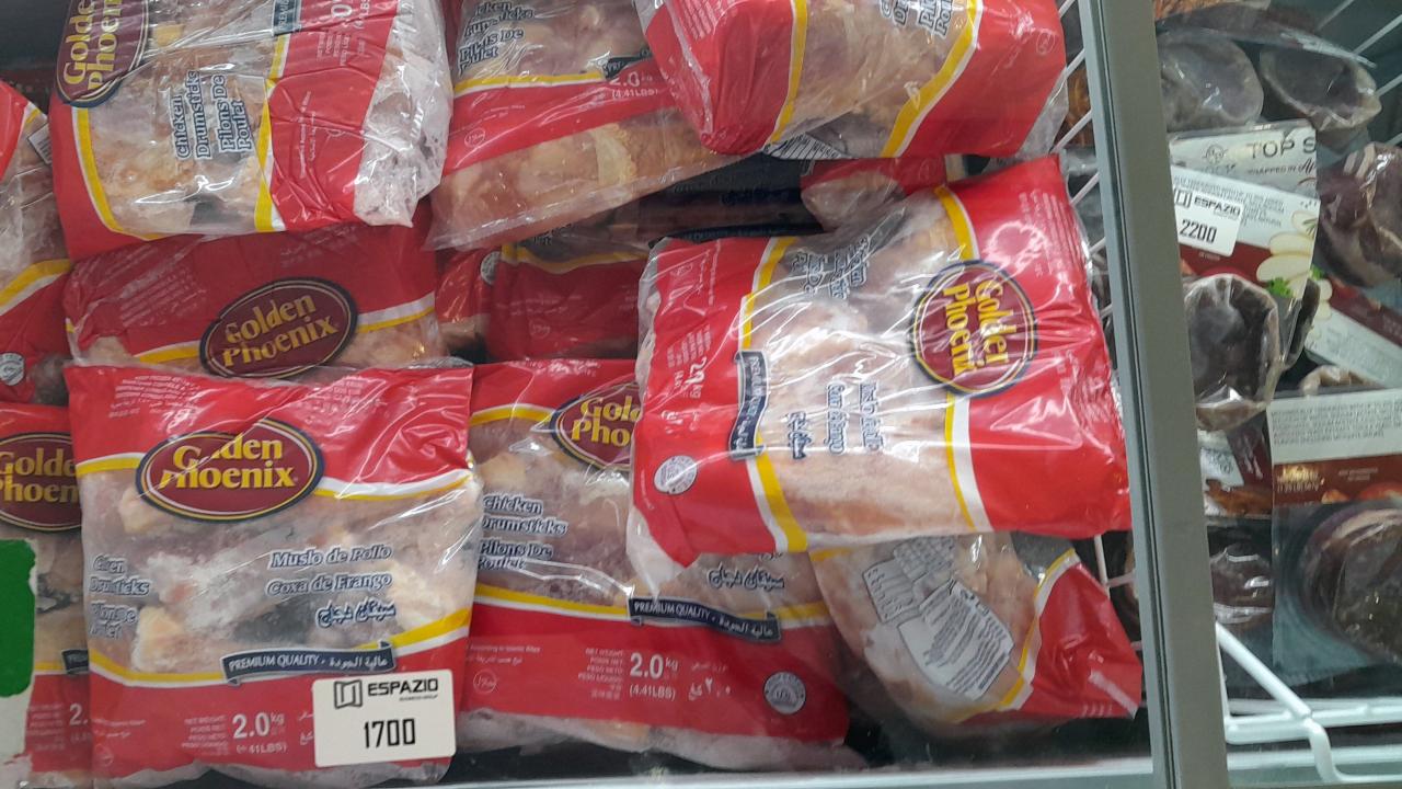 Paquetes de pollo de EEUU a la venta en una MIPYME en Cuba.