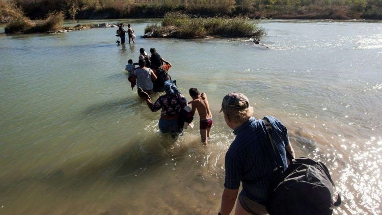 Migrantes cubanos cruzan la frontera entre México y Estados Unidos por el río Bravo.