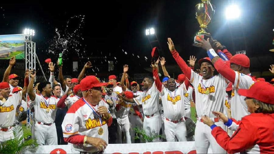 Los Cocodrilos de Matanzas celebran el título en la Liga Elite del Béisbol Cubano.