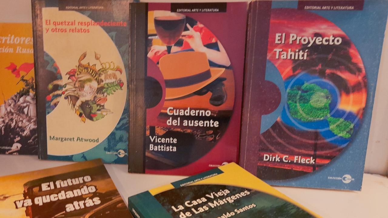 Ejemplares a la venta en la Feria del Libro de La Habana, ninguno de ellos es una novedad.