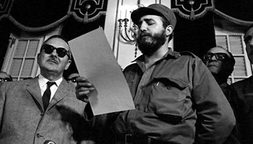 Fidel Castro nombrándose primer ministro. A su lado, Manuel Urrutia.