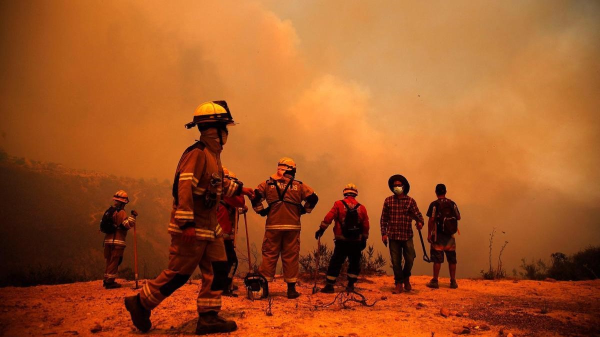 Cientos de bomberos y voluntarios combaten los incendios forestales en Chile