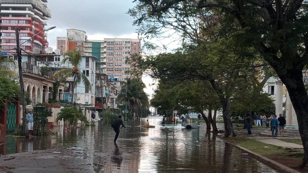 Calles del Vedado habanero inundadas.