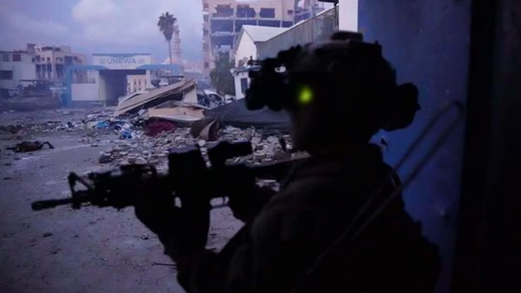 Soldado israelí en una zona de combata en Gaza.