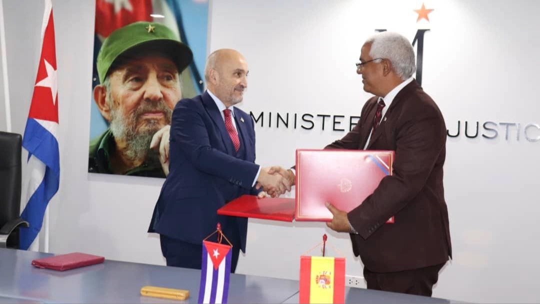 Firma del convenio entre el Colegio de Gestores Administrativos de Madrid y el Ministerio de Justicia de Cuba. 