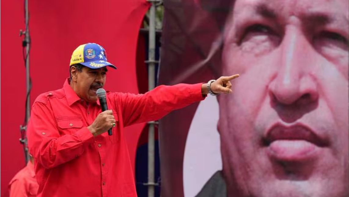 Nicolás Maduro habla ante simpatizantes durante un evento para conmemorar el aniversario del fallido golpe de Estado que encabezó Hugo Chávez. 