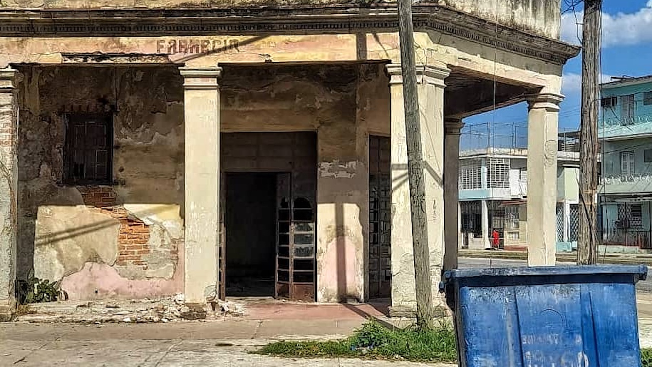 Una farmacia destruida en La Habana.
