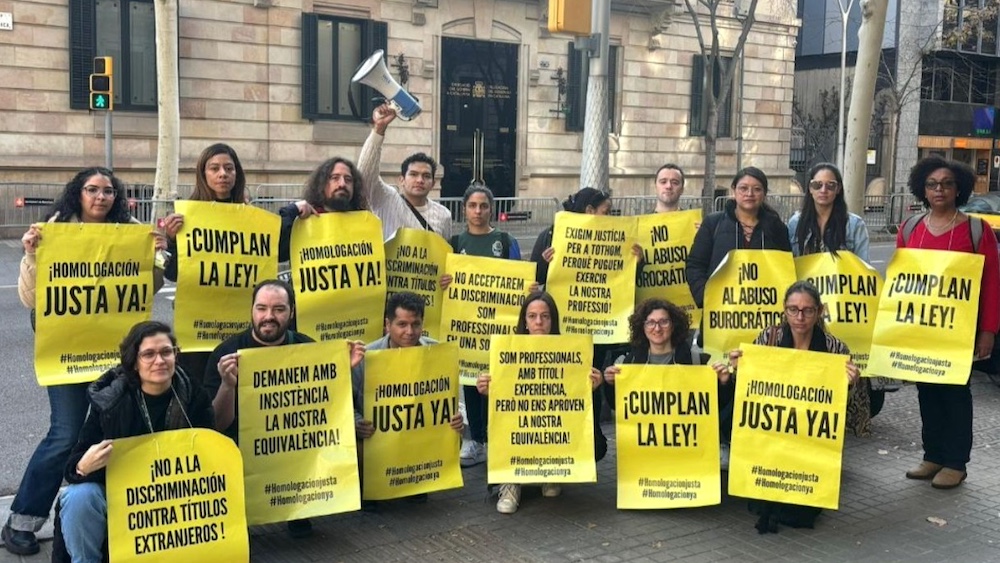 Profesionales protestando en las inmediaciones del Ministerio de Universidades de España.