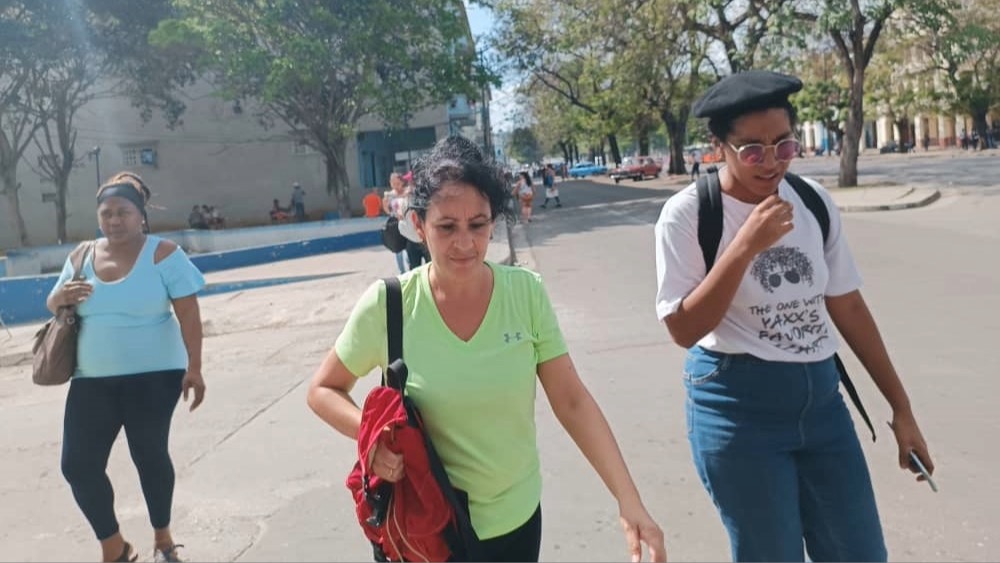 Mujeres cubanas caminando por La Habana.