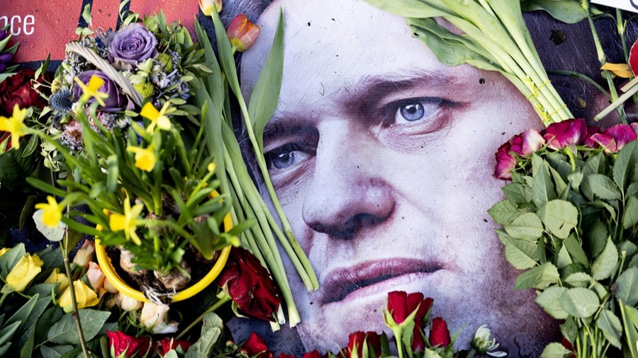 Flores y muestras de condolencia por el fallecido líder opositor ruso Alexei Navalni. 