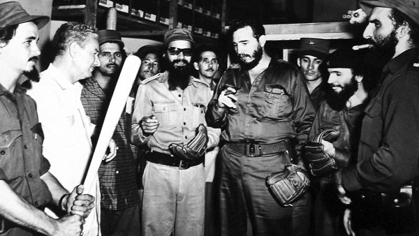 Felipe Guerra Matos, con  barba y gafas, a la izquierda de Castro antes de un juego de béisbol.