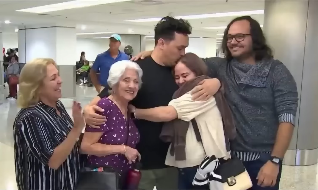 Familia cubana reagrupada en Miami gracias al parole humanitario. Captura de pantalla.
