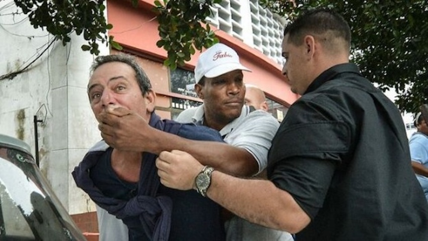 El periodista independiente Lázaro Yuri Valle Roca durante un arresto anterior.
