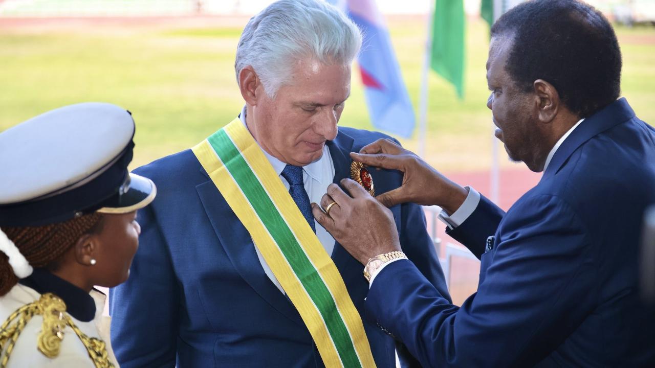 El fallacido presidente de Namibia condecora a Miguel Díaz-Canel, en agosto de 2023