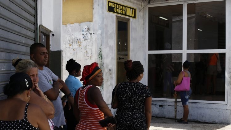Cola a la puerta de una oficina de Western Union, La Habana.