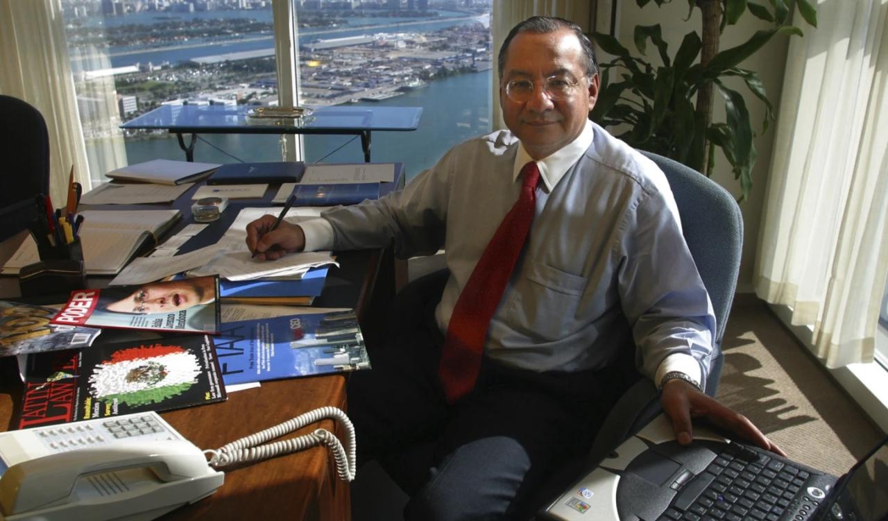 Víctor Rocha en su oficina de Miami en 2003.