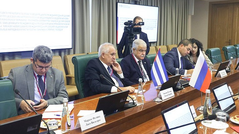 Los funcionarios de Cuba en la reunión con senadores de Rusia.
