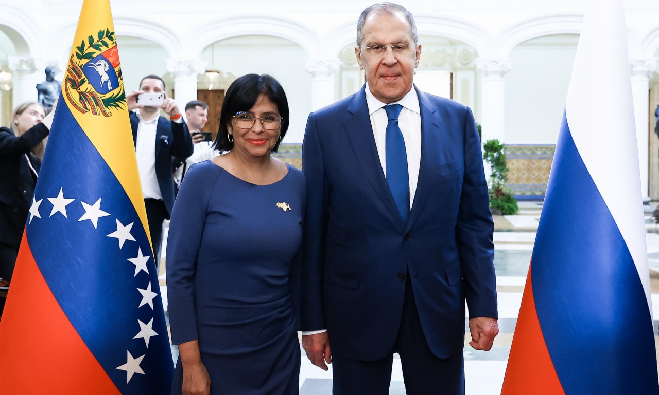 El canciller ruso, Serguéi Lavrov, junto a Delcy Rodríguez, vicepresidenta del Gobierno de Nicolás Maduro.