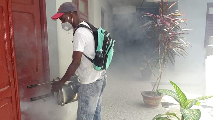 Fumigación contra el mosquito en Cuba.