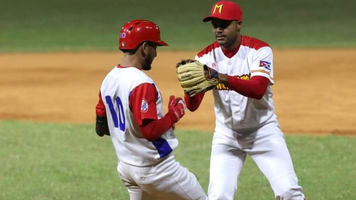 Momento de un partido de la Serie de Estrellas del Béisbol Cubano.