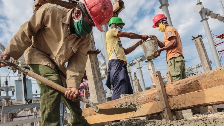 Trabajadores de la construcción en La Habana.