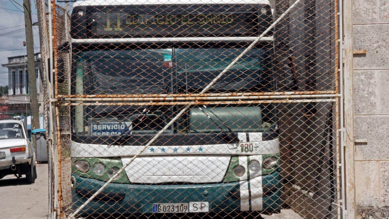 Un ómnibus en una terminal de Cuba.