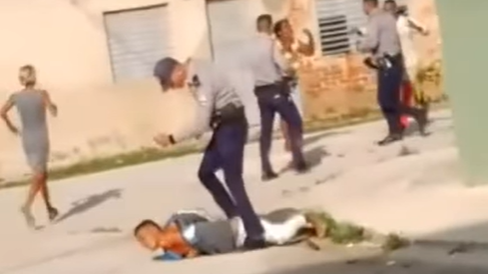 Violencia policial en Cuba: El menor Zinadine Zidan Batista es golpeado por un policía tras ser baleado y esposado.