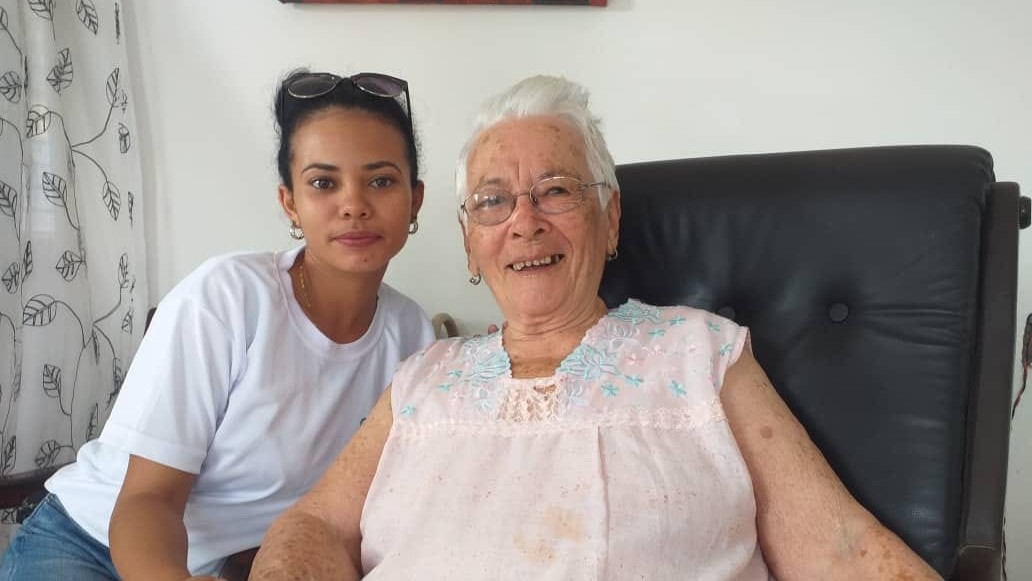 Una anciana cubana y su cuidadora.