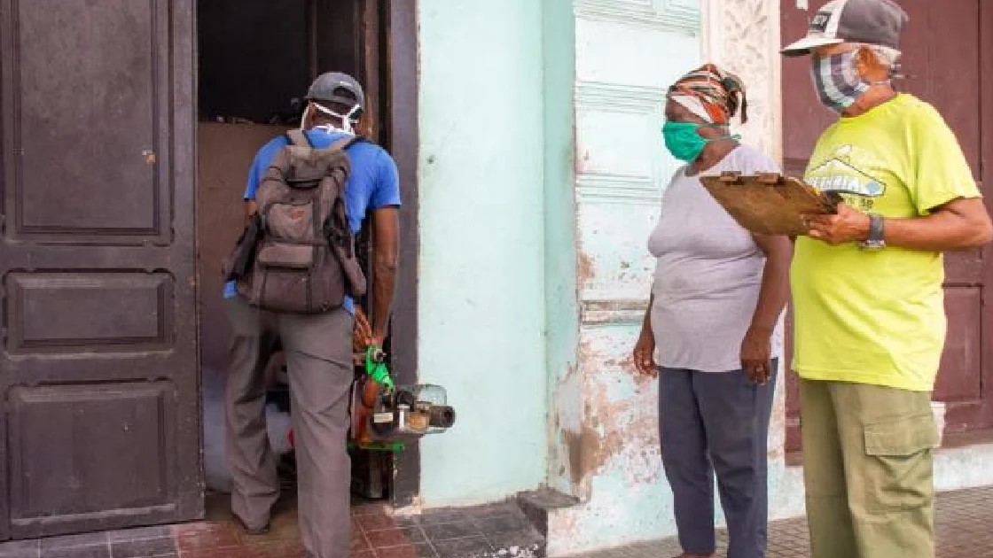 Fumigación contra el mosquito en Cuba.