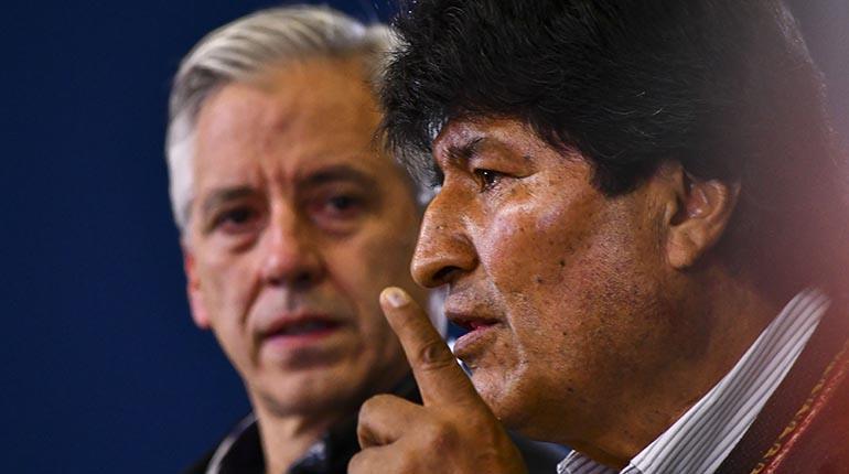 Evo Morales y, en segundo plano, Álvaro García Linera.
