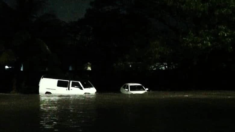 Carros atrapados tras el desborde del río Luyanó en Diez de Octubre.