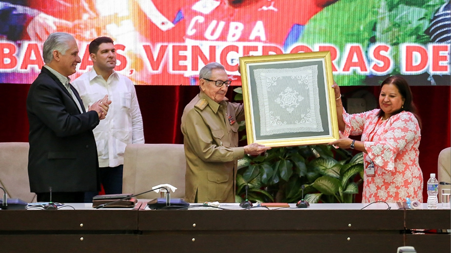 Miguel Díaz-Canel y Raúl Castro en el acto de clausura del XI Congreso de la FMC.