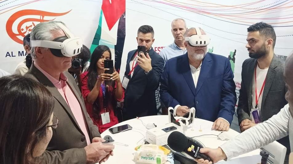 Díaz-Canel y Marrero hacen un recorrido virtual por Gaza en el stand de Al Mayadeen en la Feria Informática 2024.