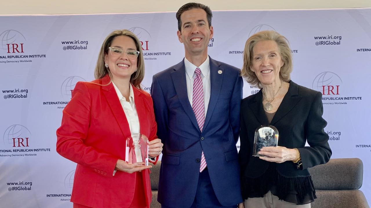 Elena Larrinaga (derecha) recibe el Premio Jeane J. Kirkpatrick 2024.