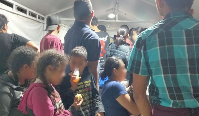 Migrantes detenidos en un tren en México.