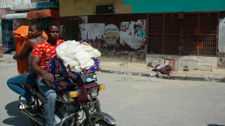 Una pareja de haitianos huye de la violencia armada.