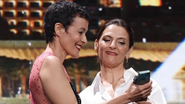 Lola Amores recibe el premio a Mejor Actriz en el Festival de Cine de Málaga.
