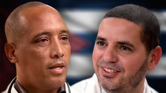 Los médicos cubanos Assel Herrera Correa (izq) y Landy Rodríguez Hernández.