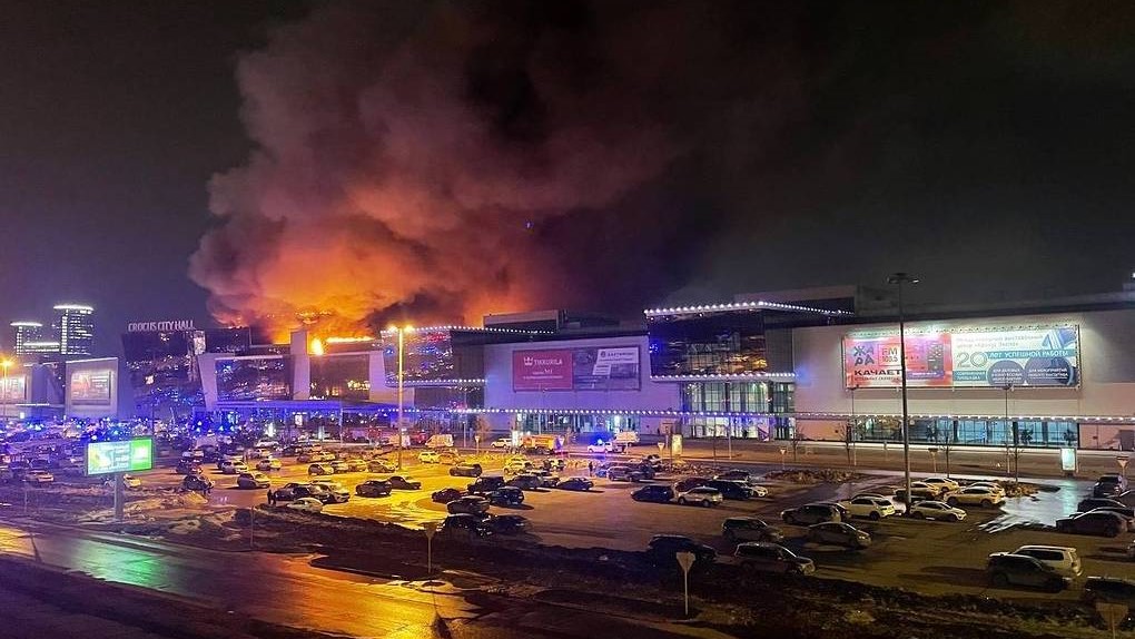 El centro comercial Crocus City Hall en llamas tras el ataque.
