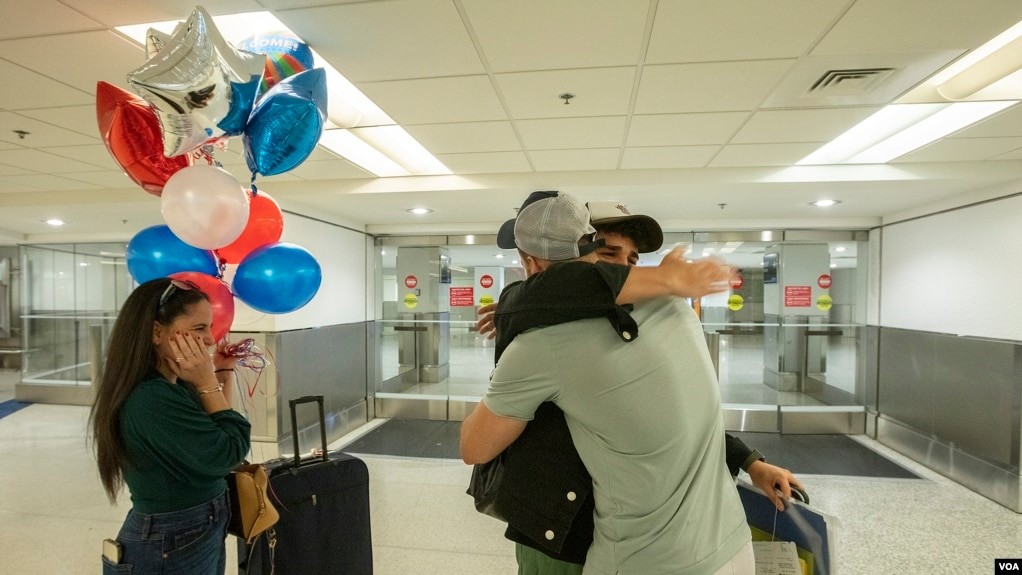 Un cubano llega a Miami mediante un parole humanitario.