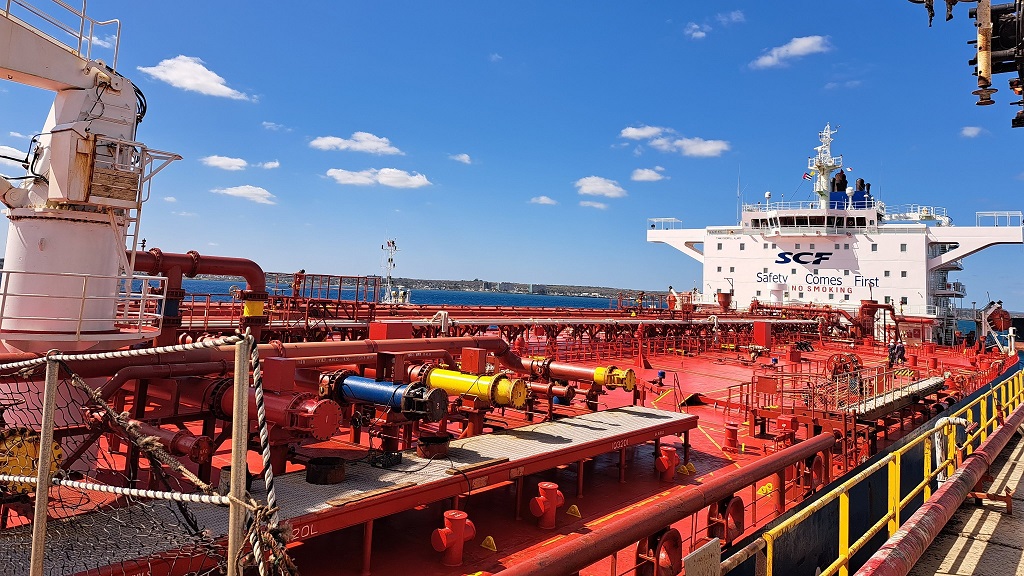 Barco con petróleo ruso en el puerto de Matanzas.