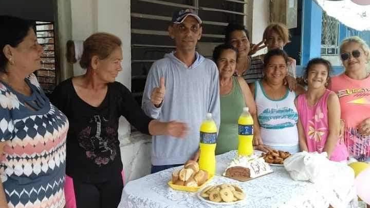 El preso político del 11J Carlos Michael Morales (al centro) junto a familiares y vecinos tras salir de la cárcel.