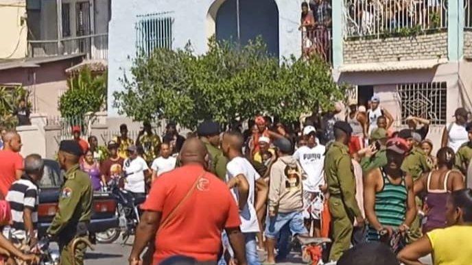 Fuerzas represivas en la protesta en Santiago de Cuba. 