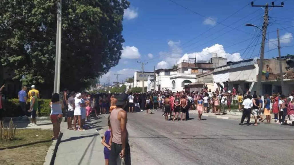 Personas en las calles en Santiago de Cuba la protesta del 17M.