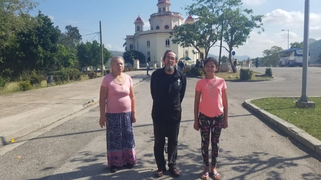 Ramón Jesús Velázquez Toranzo junto a su familia en el Santuario de El Cobre