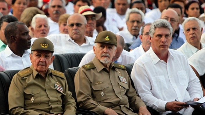 De izq. a der.: Raúl Castro, Ramiro Valdés y Miguel Díaz-Canel, 26 de julio de 2014.