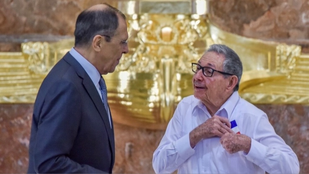El canciller ruso Lavrov y Raúl Castro dialogan en La Habana.