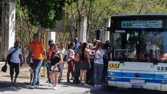Ómnibus recoge pasajeros en La Habana