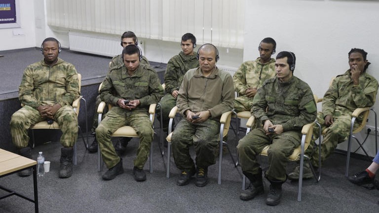 Mercenarios extranjeros mostrados por Kiev. En el extremo derecho de la foto, el cubano Frank Darío.